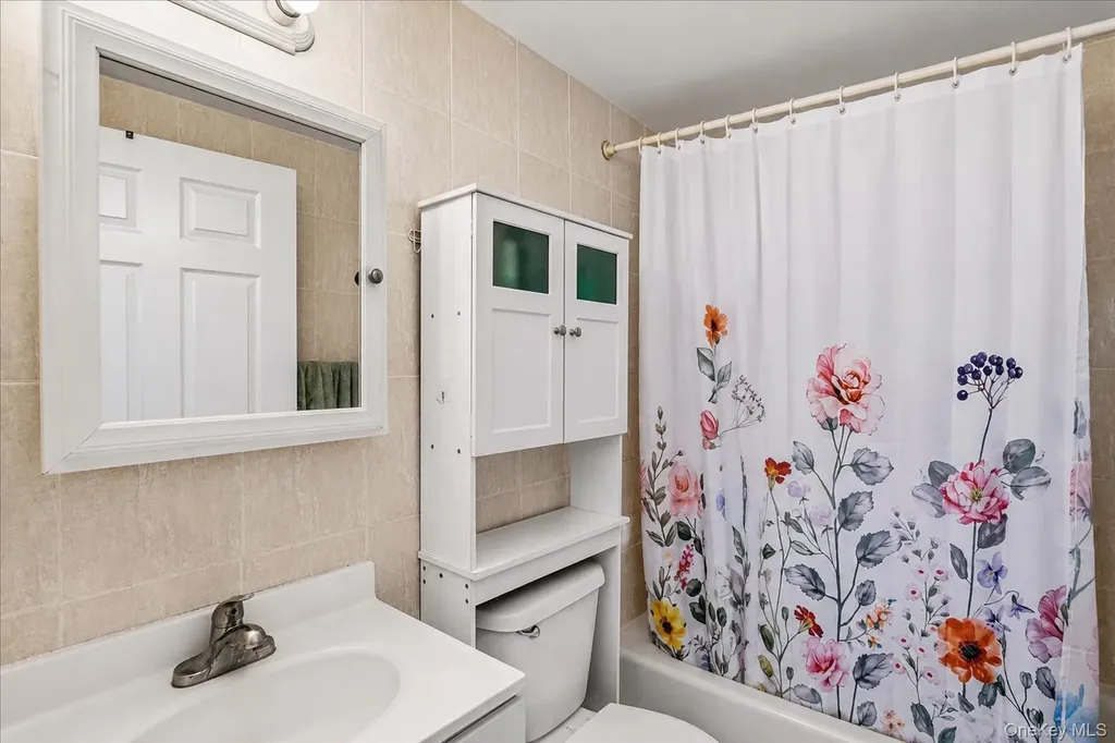 81-15 Queens Boulevard 7c Elmhurst NY 11373