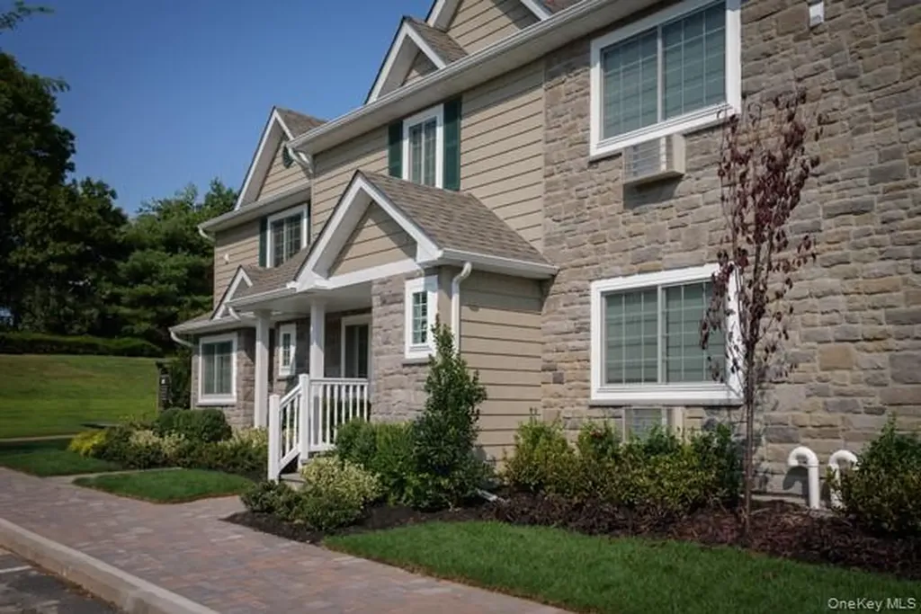 98 Cassa Loop Holtsville NY 11742