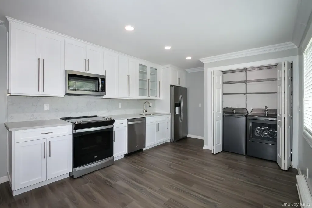 98 Cassa Loop Holtsville NY 11742
