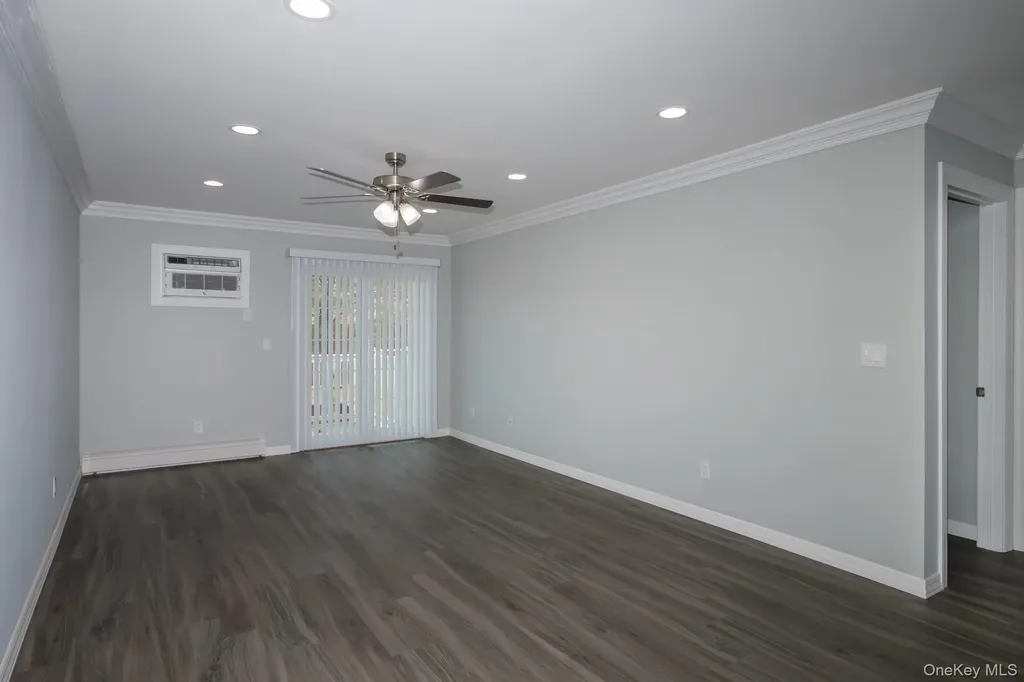 98 Cassa Loop Holtsville NY 11742