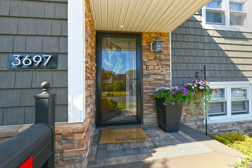 3697 Regent Lane Wantagh NY 11793