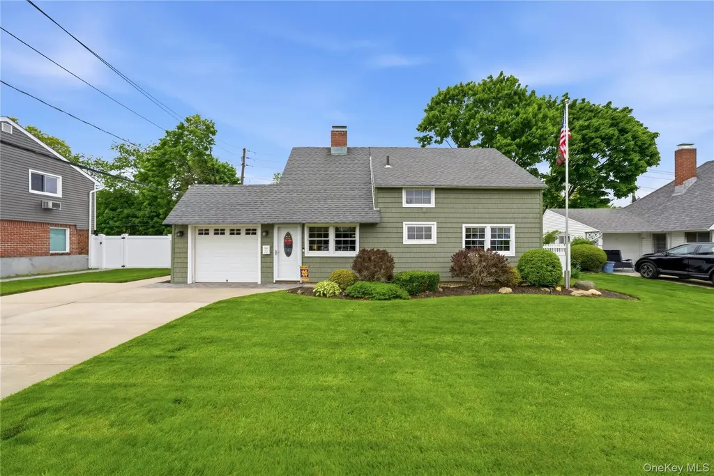 72 Walnut Lane Hicksville NY 11801