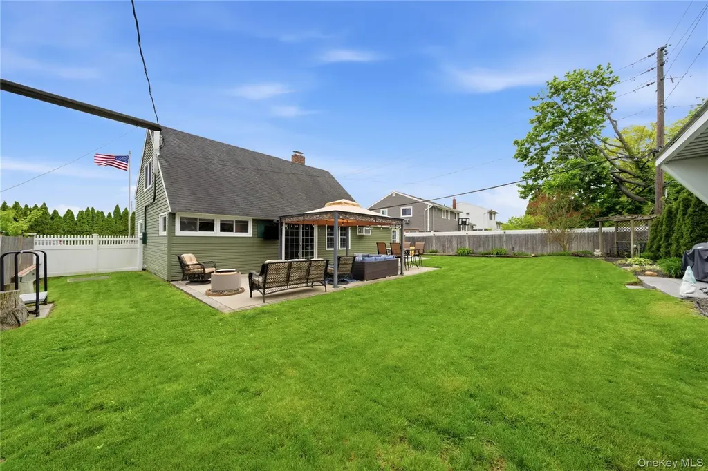 72 Walnut Lane Hicksville NY 11801