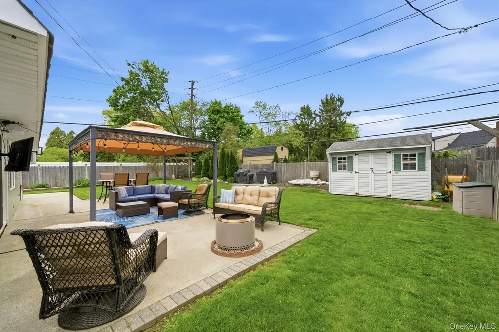 72 Walnut Lane Hicksville NY 11801