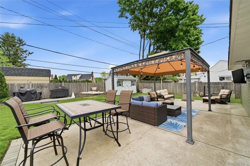 72 Walnut Lane Hicksville NY 11801