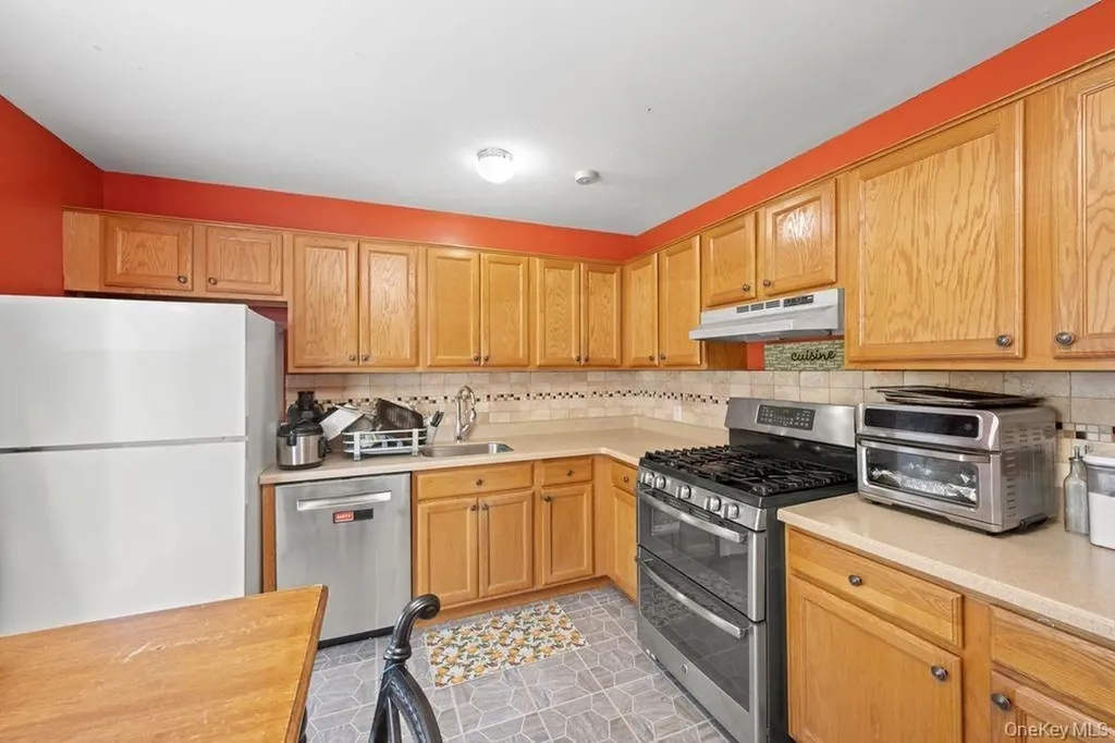 84 Long Pond Lane Staten Island NY 10304