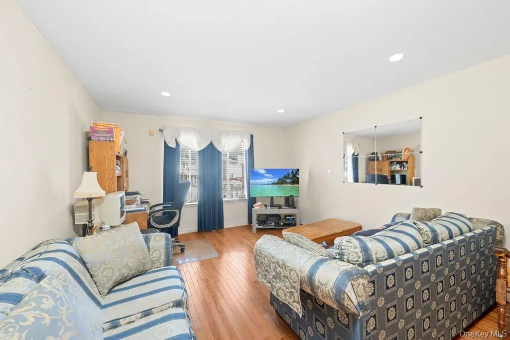 84 Long Pond Lane Staten Island NY 10304