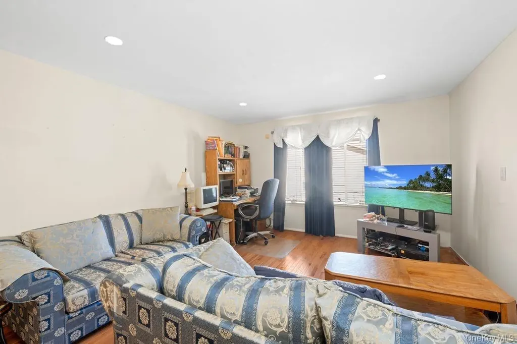 84 Long Pond Lane Staten Island NY 10304