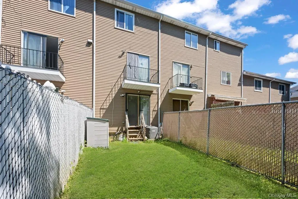 84 Long Pond Lane Staten Island NY 10304