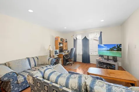 84 Long Pond Lane Staten Island NY 10304