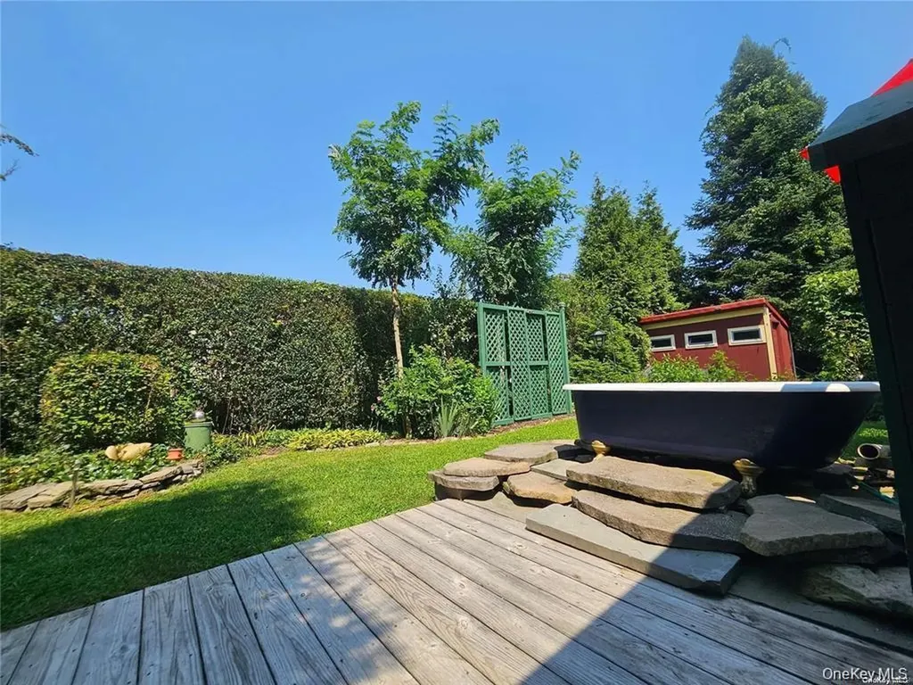 10 Phyllis Road Mastic Beach NY 11951