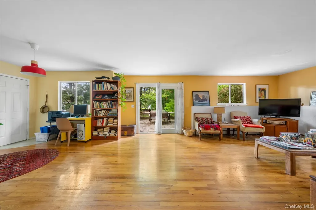 284 Schenck Avenue Great Neck NY 11021