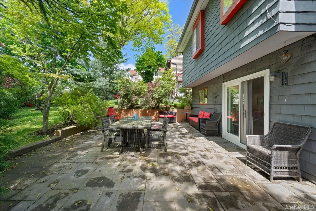 284 Schenck Avenue Great Neck NY 11021