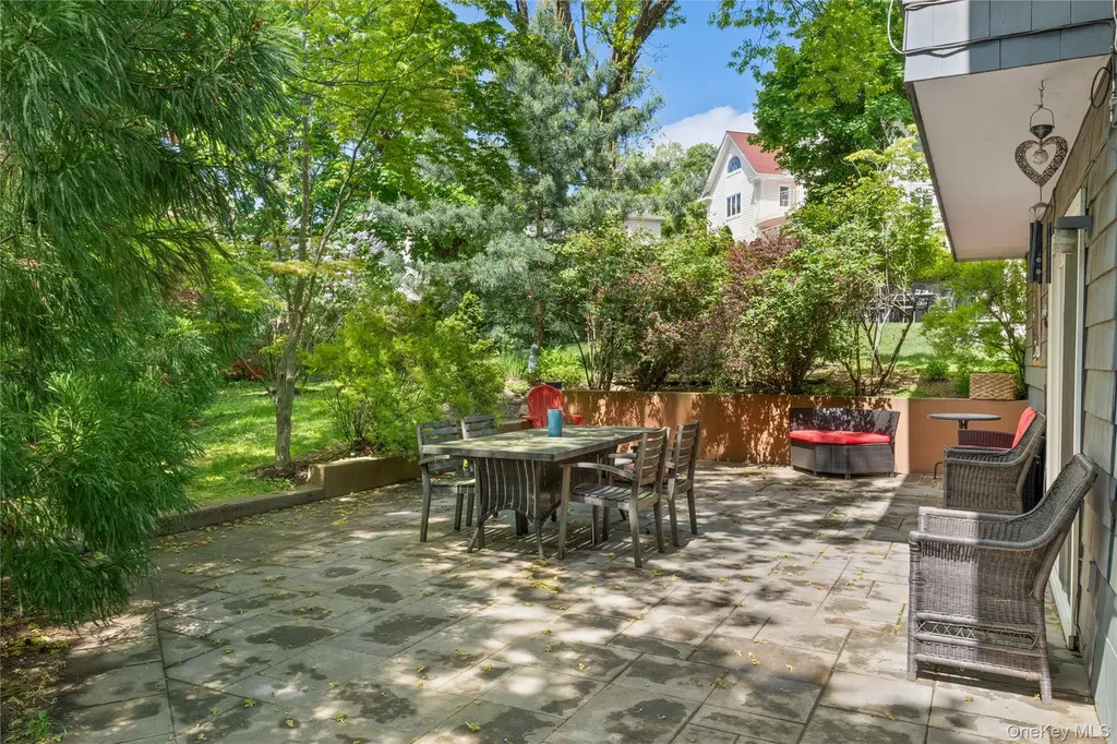 284 Schenck Avenue Great Neck NY 11021
