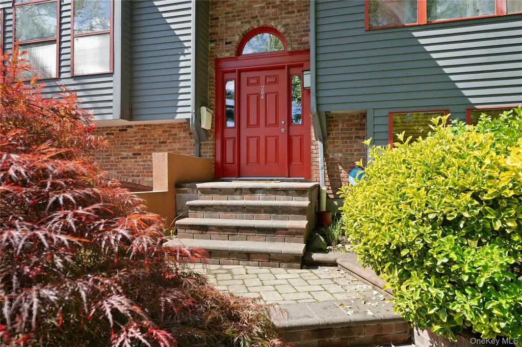 284 Schenck Avenue Great Neck NY 11021