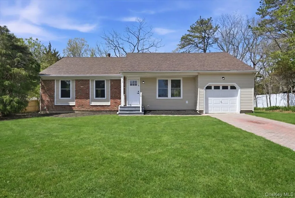 28 Gabon Lane Coram NY 11727
