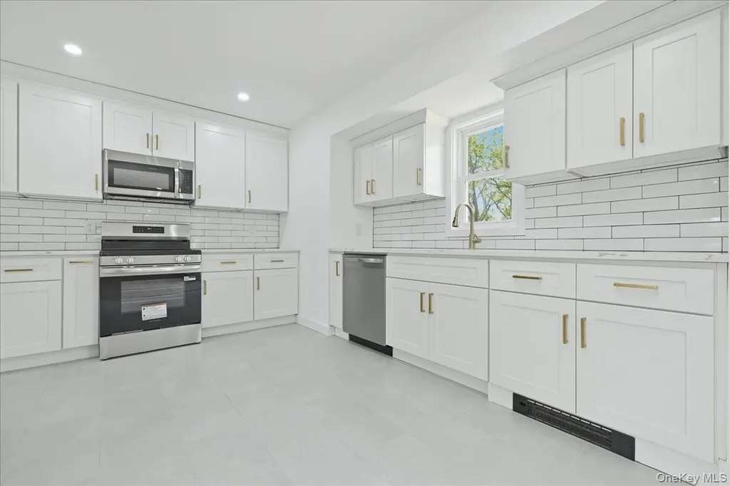 28 Gabon Lane Coram NY 11727