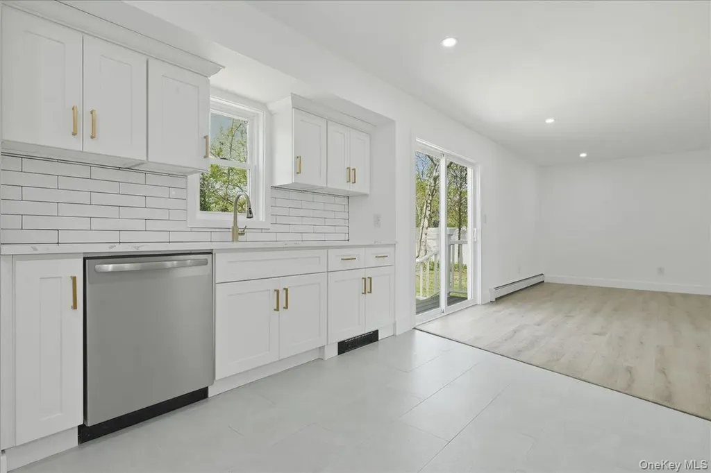 28 Gabon Lane Coram NY 11727