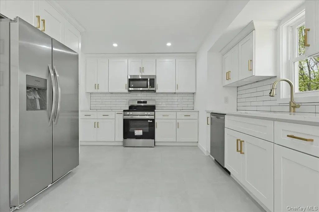 28 Gabon Lane Coram NY 11727