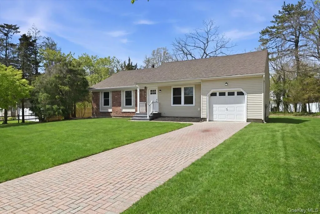 28 Gabon Lane Coram NY 11727