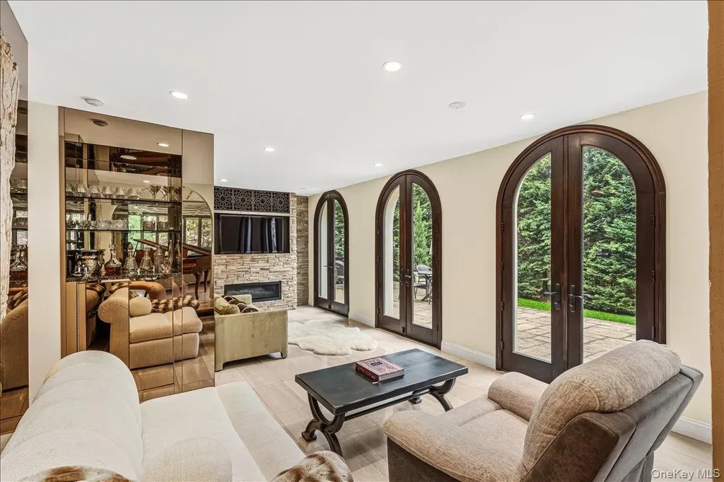 15470 Powells Cove Boulevard Beechhurst NY 11357
