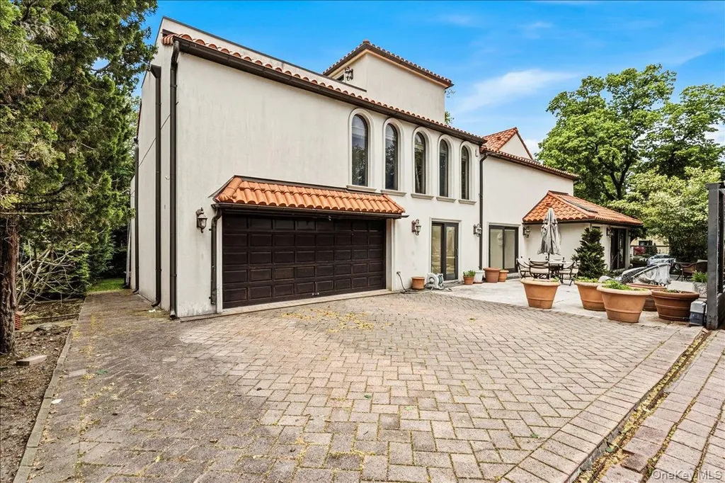 15470 Powells Cove Boulevard Beechhurst NY 11357