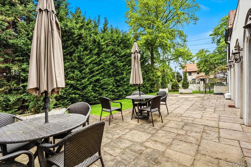 15470 Powells Cove Boulevard Beechhurst NY 11357