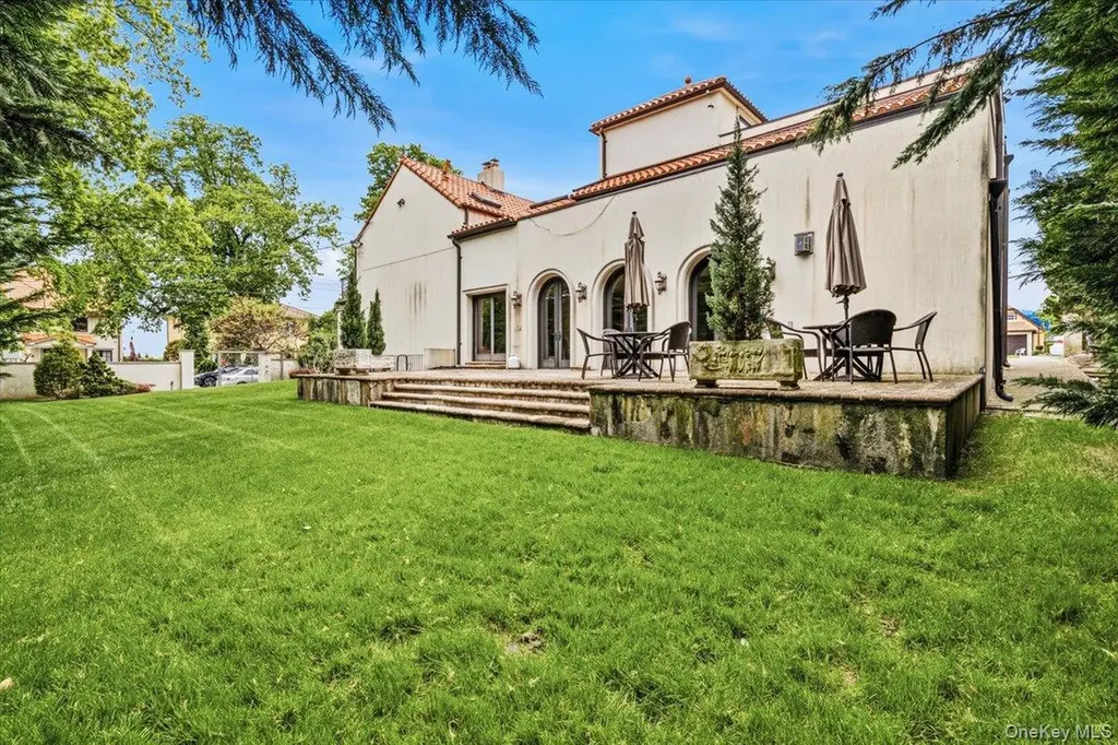 15470 Powells Cove Boulevard Beechhurst NY 11357