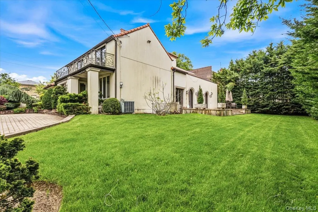 15470 Powells Cove Boulevard Beechhurst NY 11357