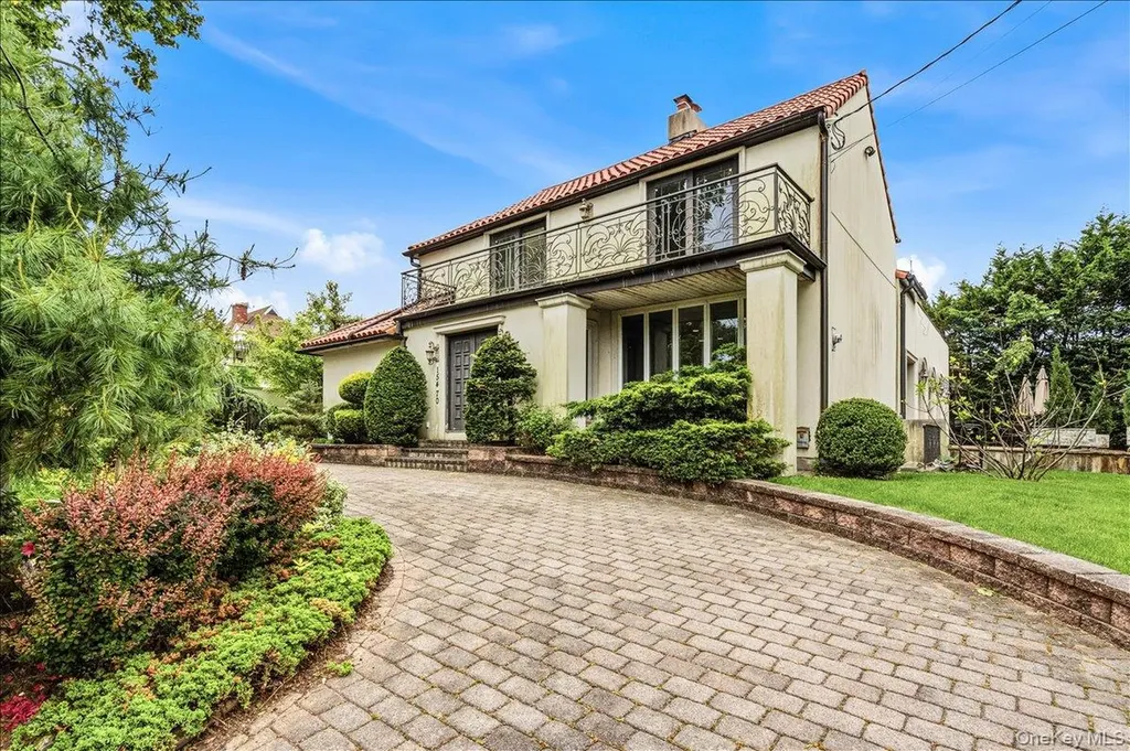 15470 Powells Cove Boulevard Beechhurst NY 11357