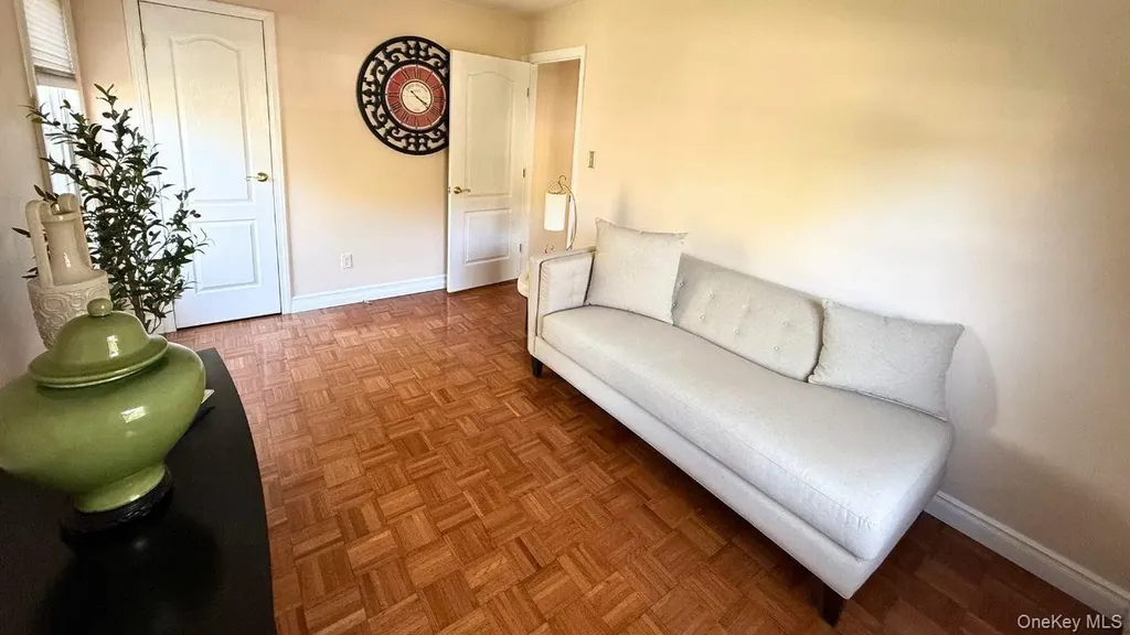 72 Avenue B Holbrook NY 11741