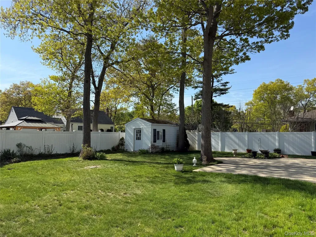 72 Avenue B Holbrook NY 11741