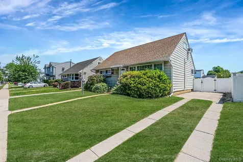 63 Wilfred Boulevard Hicksville NY 11801