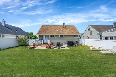63 Wilfred Boulevard Hicksville NY 11801