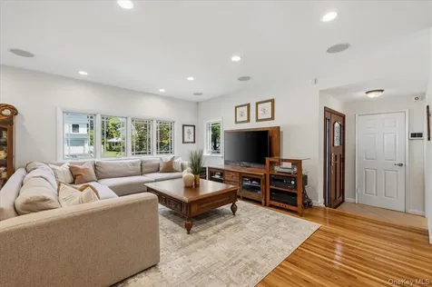 8 Lewis Lane Port Washington NY 11050
