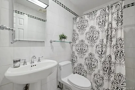 8 Lewis Lane Port Washington NY 11050