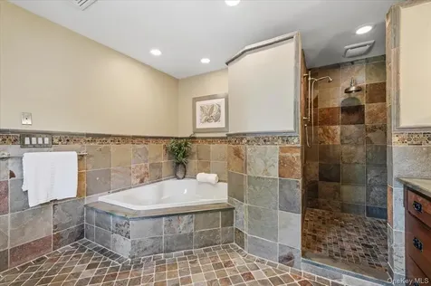 8 Lewis Lane Port Washington NY 11050