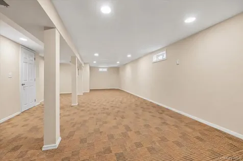 8 Lewis Lane Port Washington NY 11050