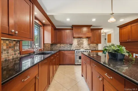 8 Lewis Lane Port Washington NY 11050