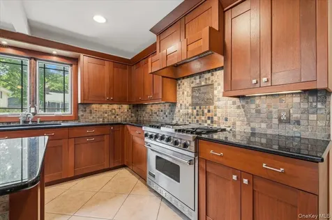 8 Lewis Lane Port Washington NY 11050