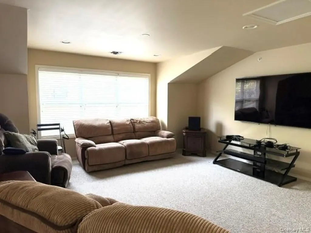 36 Cranberry Circle Medford NY 11763