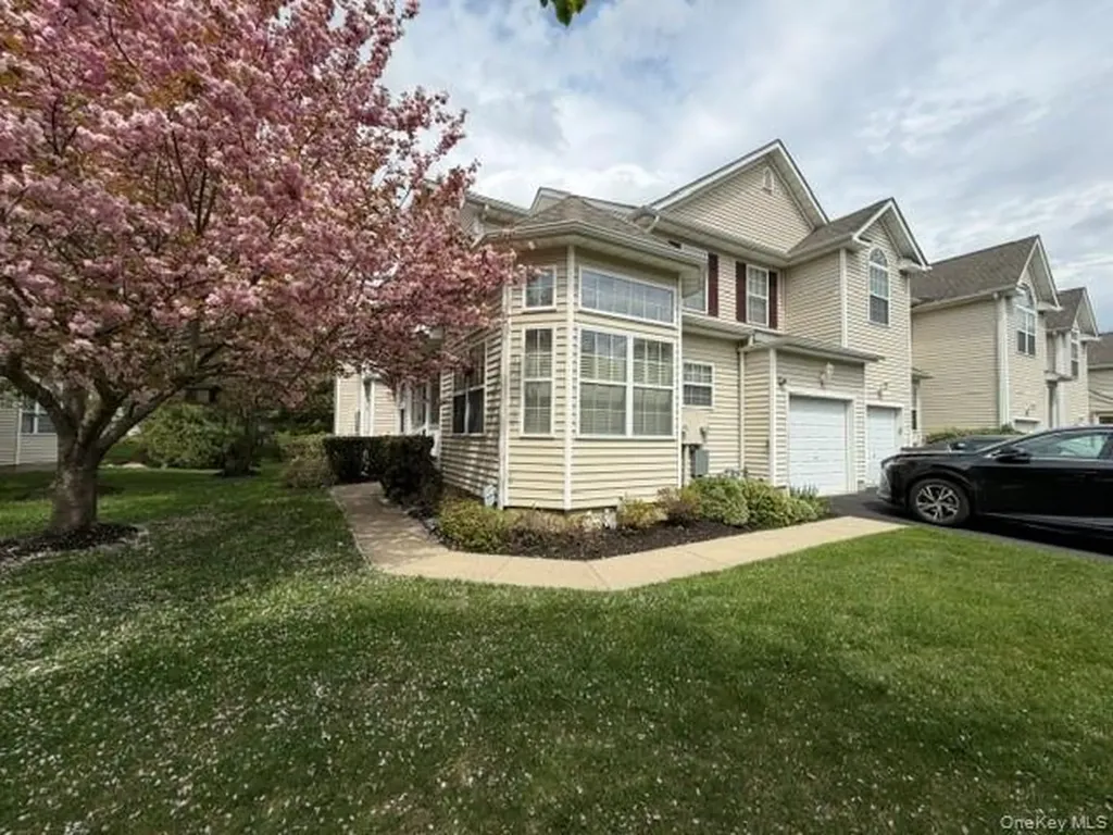 36 Cranberry Circle Medford NY 11763