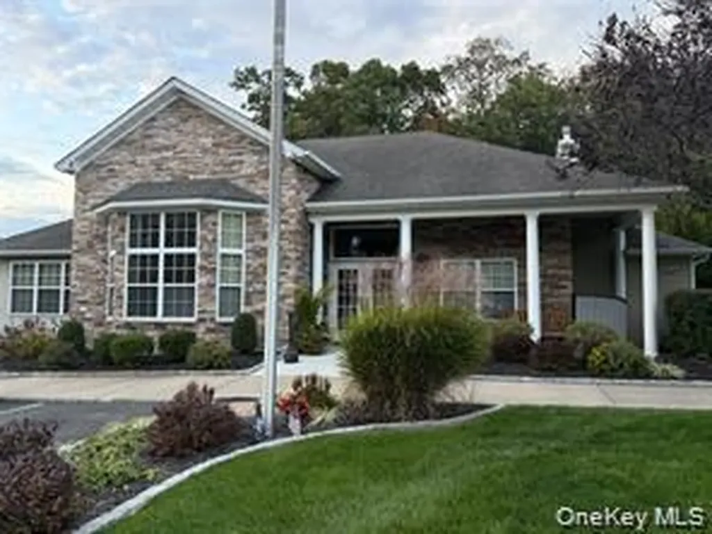 36 Cranberry Circle Medford NY 11763