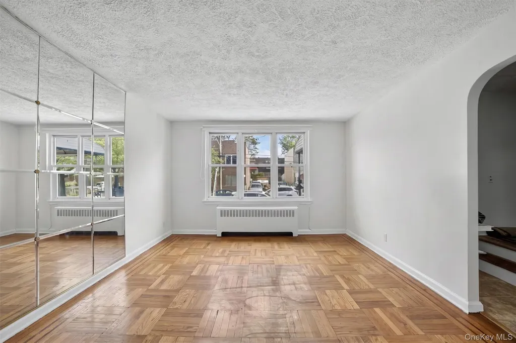 1124 E 213th Street Bronx NY 10469