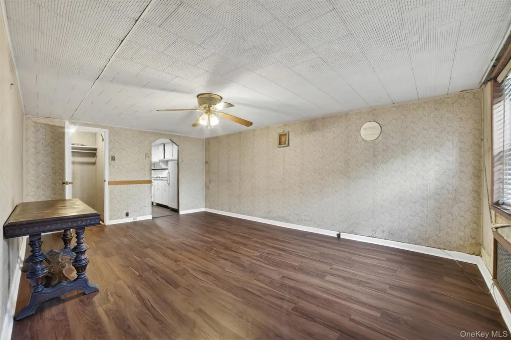 1124 E 213th Street Bronx NY 10469