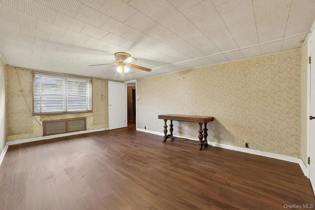 1124 E 213th Street Bronx NY 10469
