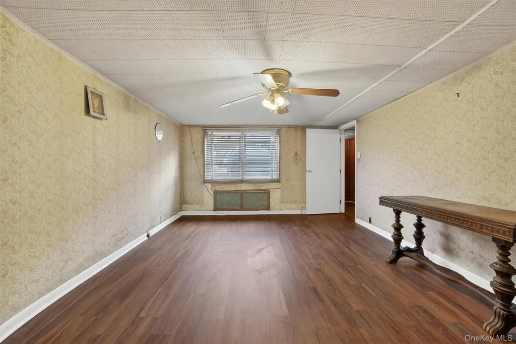1124 E 213th Street Bronx NY 10469