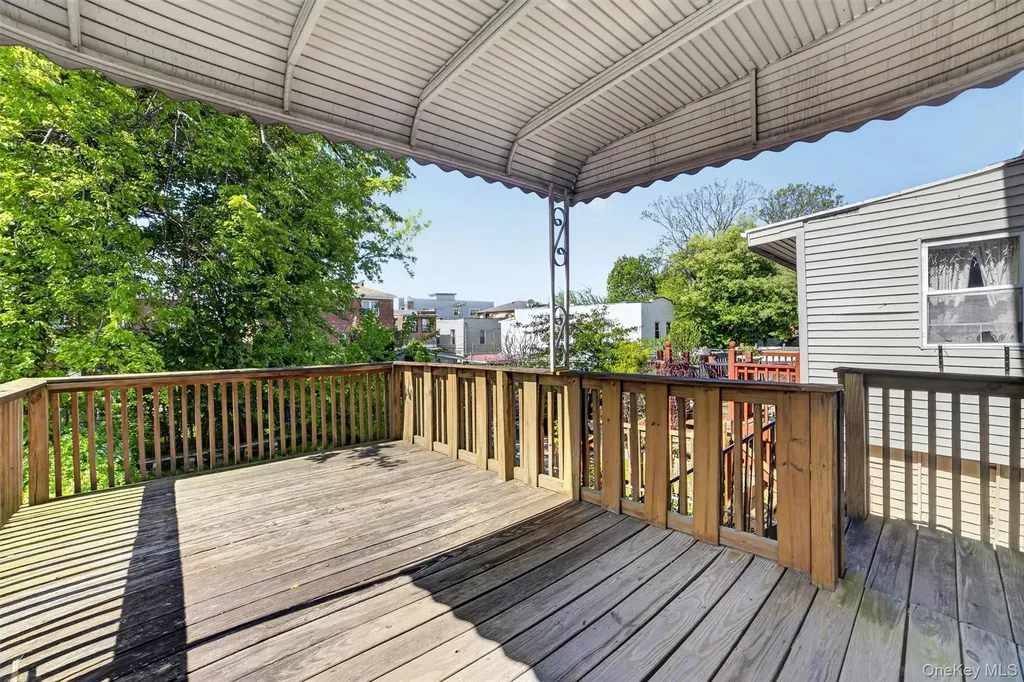 1124 E 213th Street Bronx NY 10469