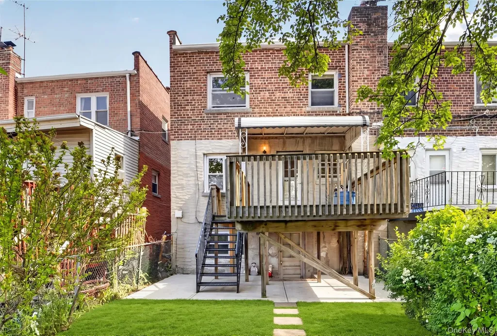 1124 E 213th Street Bronx NY 10469