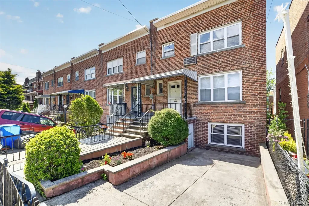 1124 E 213th Street Bronx NY 10469
